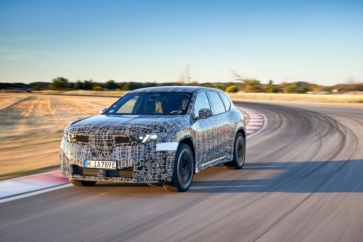 800 километра пробег за новия BMW iX3, ще спира сам на червен светофар