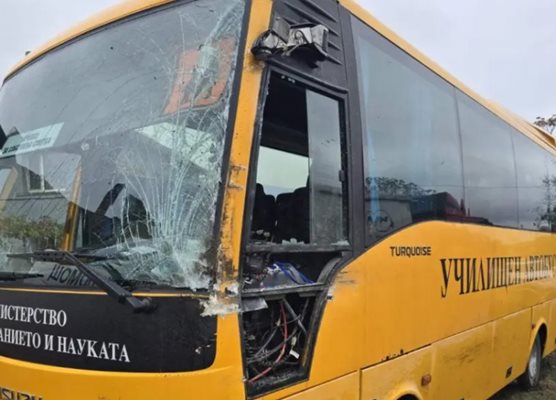 Училищен автобус катастрофира в Тошевци СНИМКА: Валери Ведов